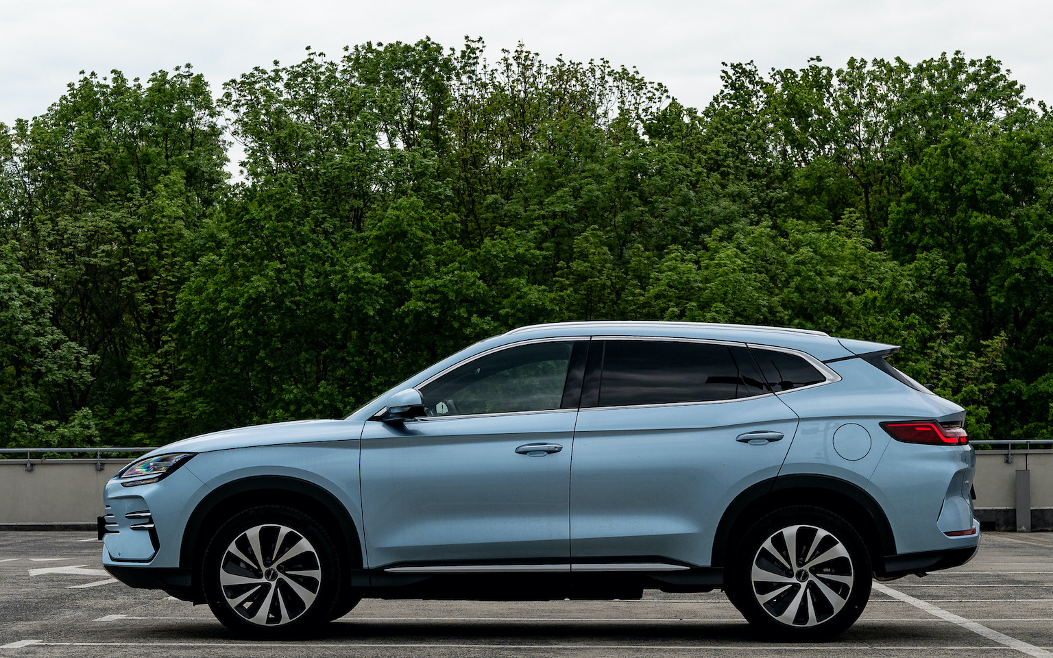 BYD SEAL U DM-i z boku