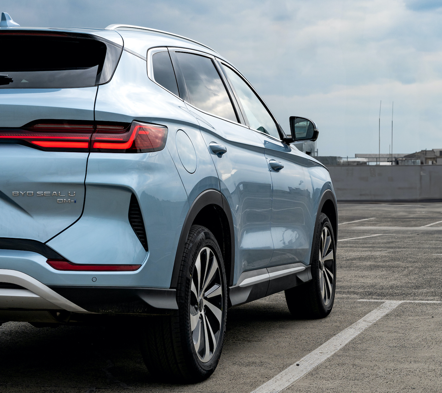 tylna część BYD SEAL U DM-i niebieski