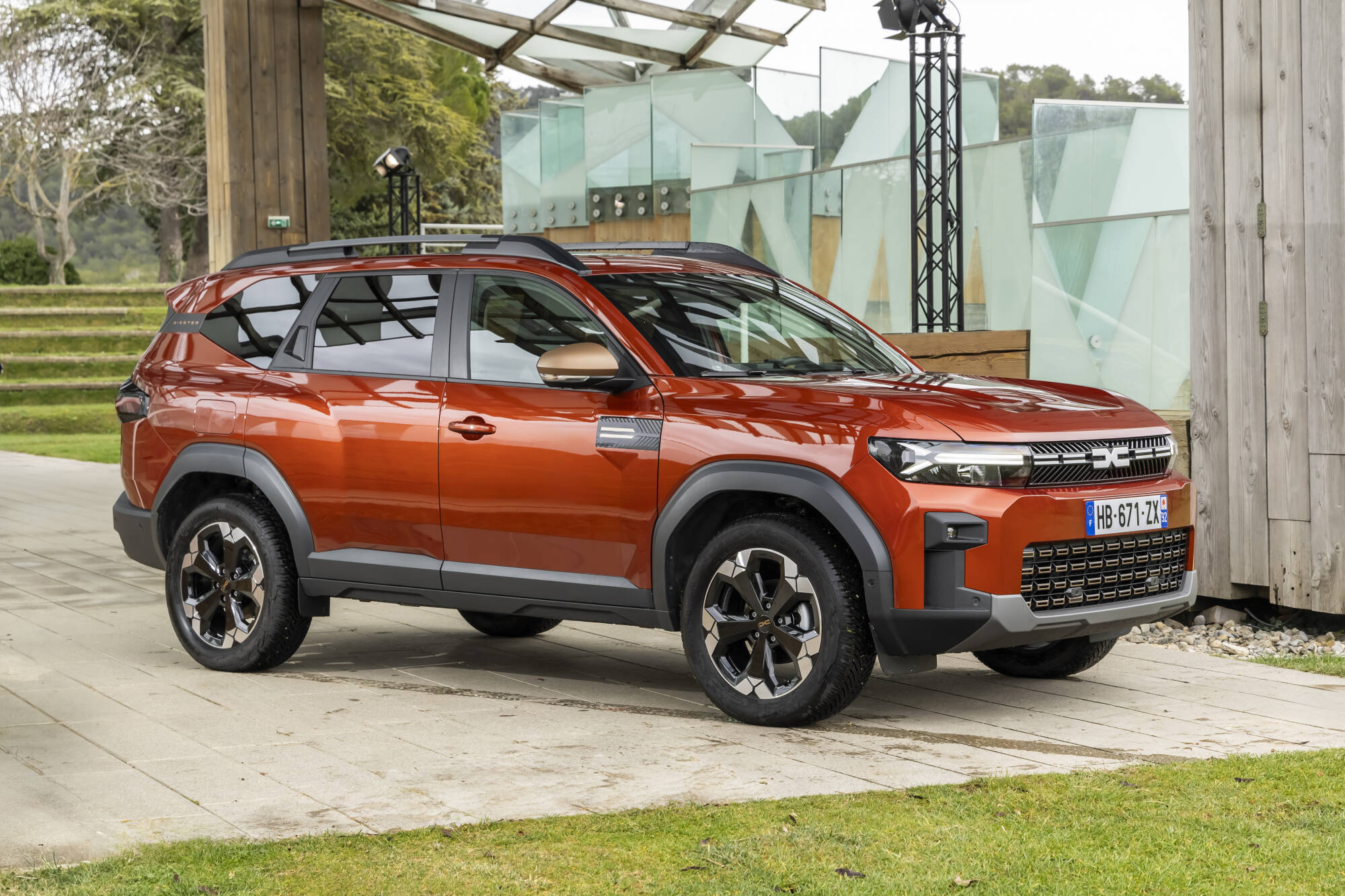 Dacia Bigster 4x4 Extreme na tle nowoczesnego budynku