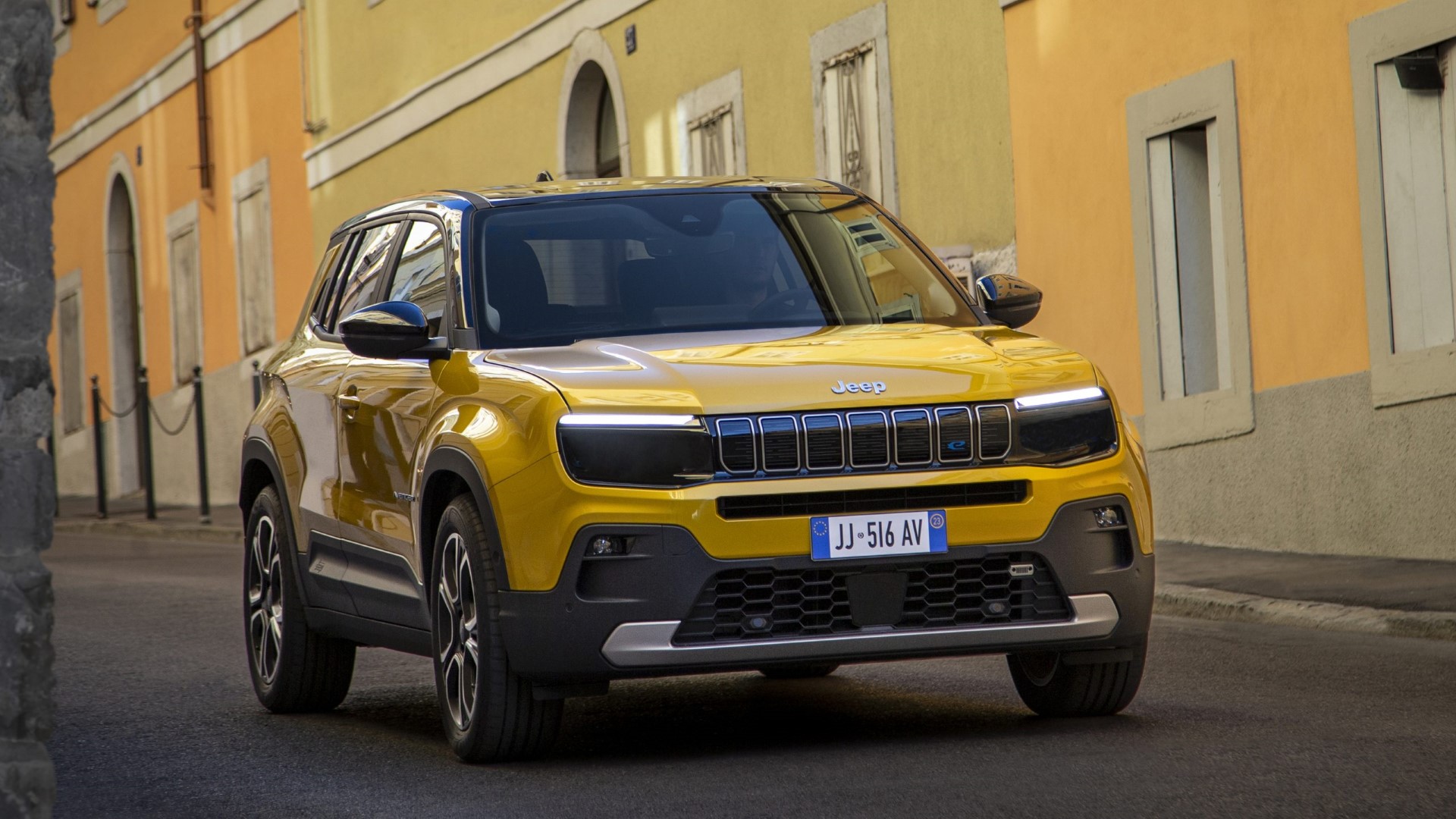 zółty samochód na wąskiej stromej ulicy Elektryczny Jeep Avenger początek produkcji w zakładzie Stellantis w Tychach