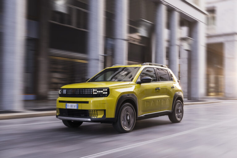 Fiat Grande Panda podczas jazdy w przestrzeni miejskiej – dynamiczne ujęcie z przodu