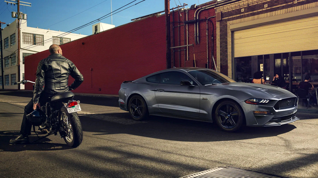 Ford Mustang 2024. widok obok motocyklisty