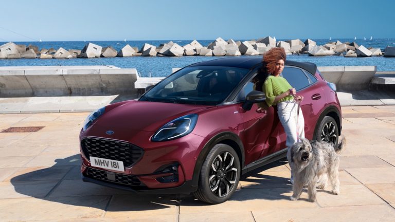 samochód na tle morza, auto, dziewczyna i pies - Ford Puma - najlepszy miejski crossover wg What Car