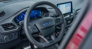 wnętrze samochodu Ford Puma Vivid Ruby Edition - deska rozdzielcza, wyświetlacze