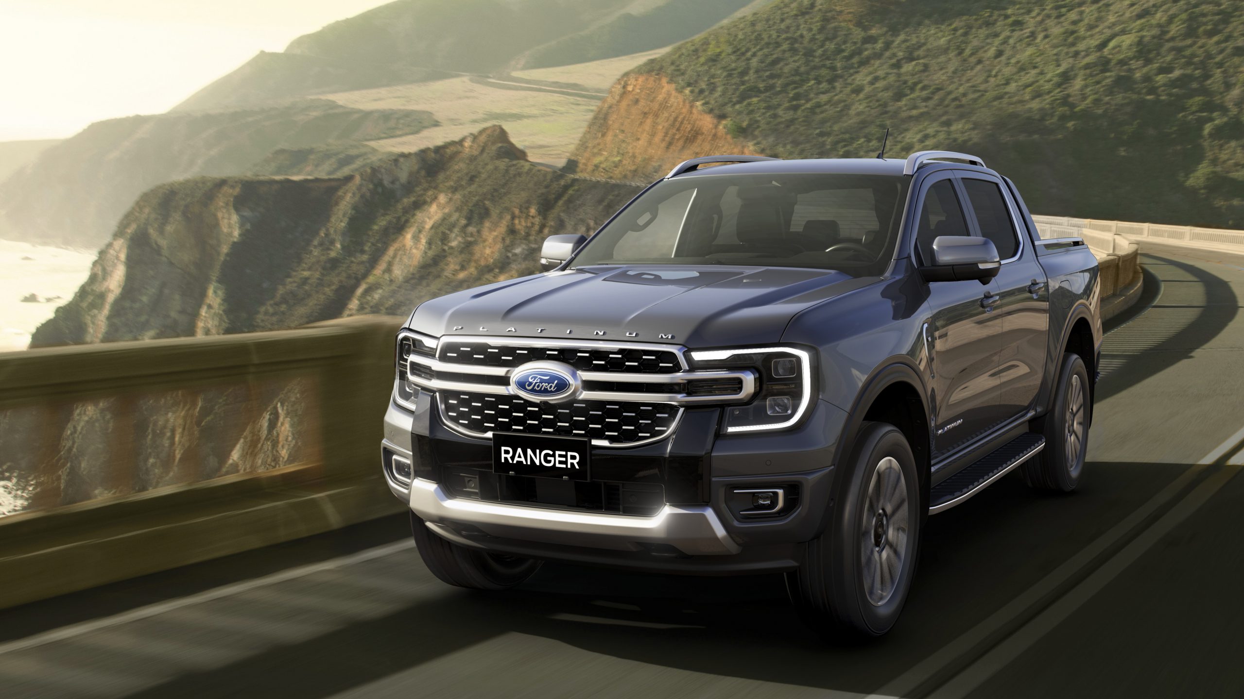samochód typu pickup na górskiej drodze Ford Ranger Platinum model 2022