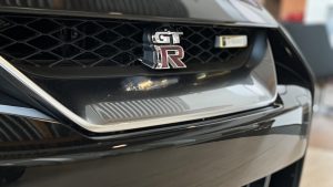 ostatni Nissan GT-R z Japan Motors - logo