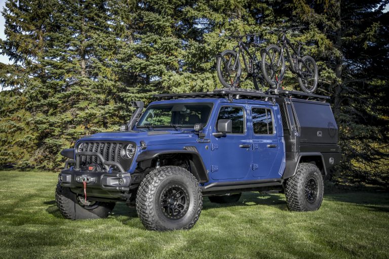 Using exclusive Jeep® Performance Parts (JPP) and custom access