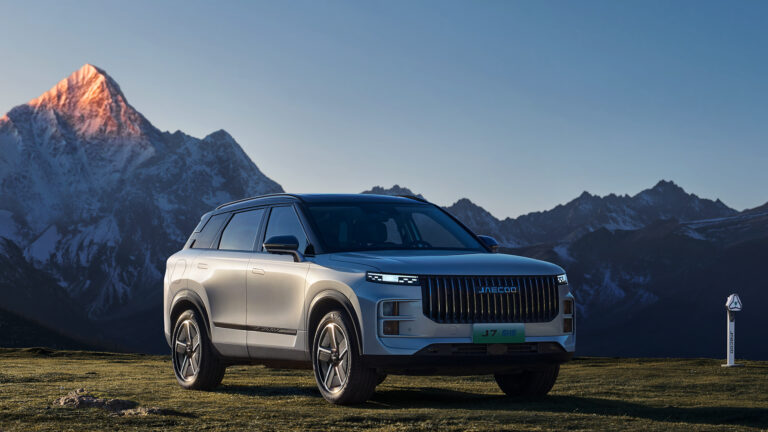 srebrny SUV crossover JAECOO 7 z PRZODU/boku na tle górskich szczytów. Ceny JAECOO 7 Super Hybrid