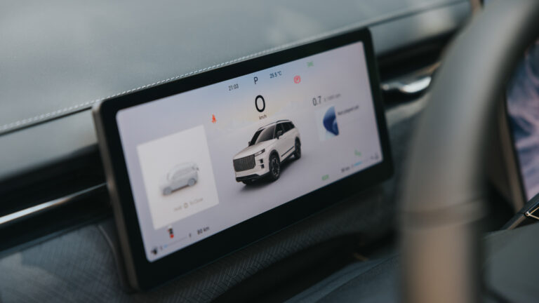 ekran główny Jaecoo 7. OMODA i Jaecoo koncernu Chery Automobile w Polsce; SUV; chińska marka; chiński samochód; chińskie auto;