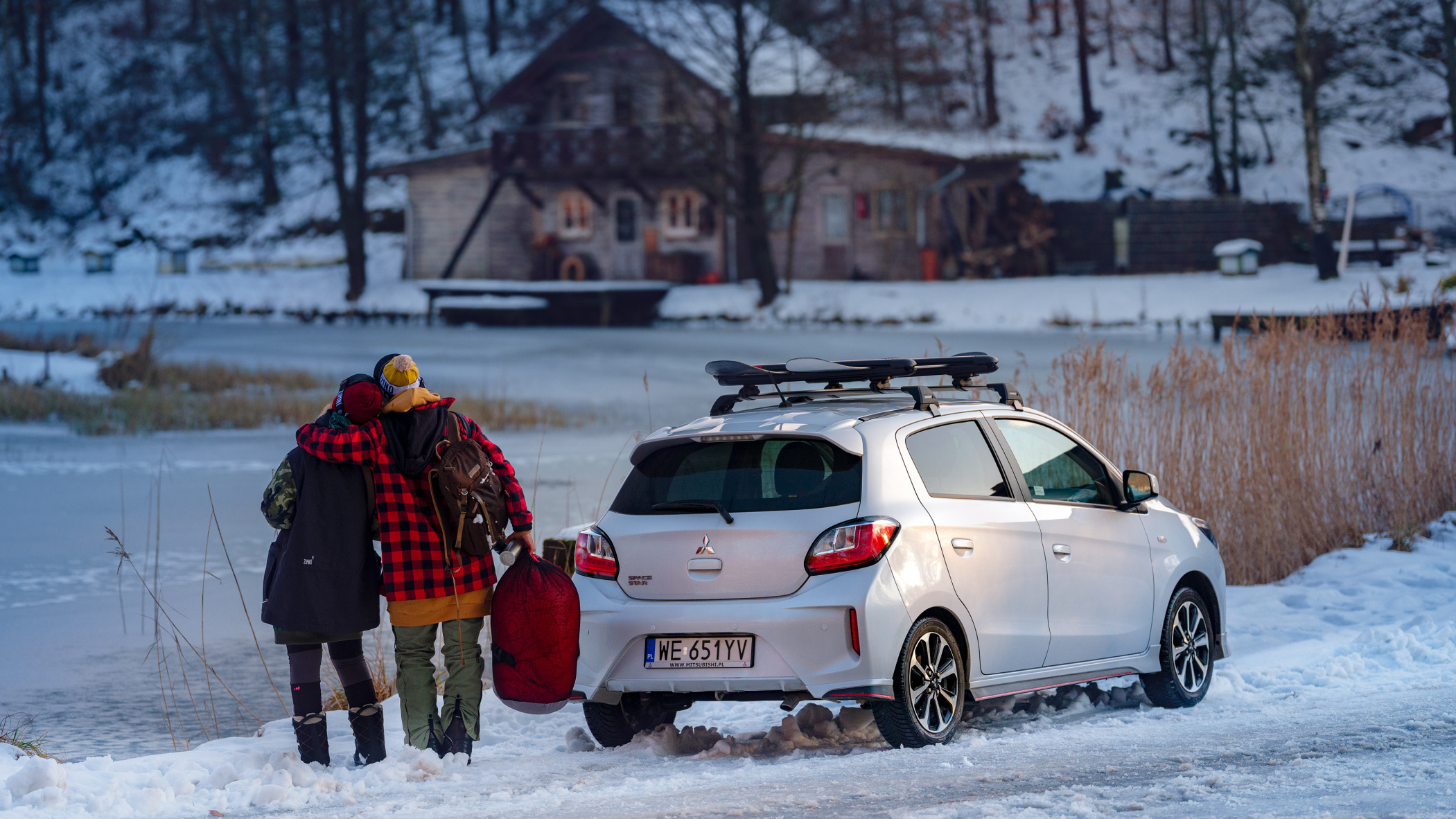 Miejski samochód Mitsubishi Space Star w zimowej scenerii. Zimowa promocja Mitsubishi. jak przygotować auto do zimy 