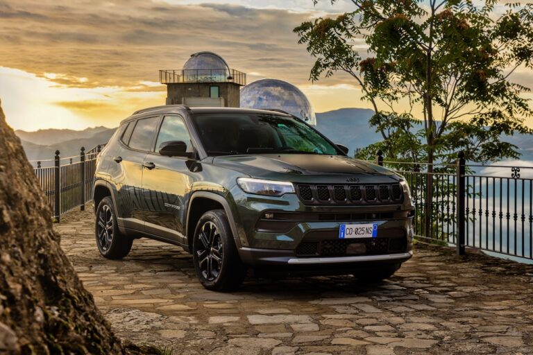 Jeep Compass North Star zaparkowany przy obserwatorium o zachodzie słońca
