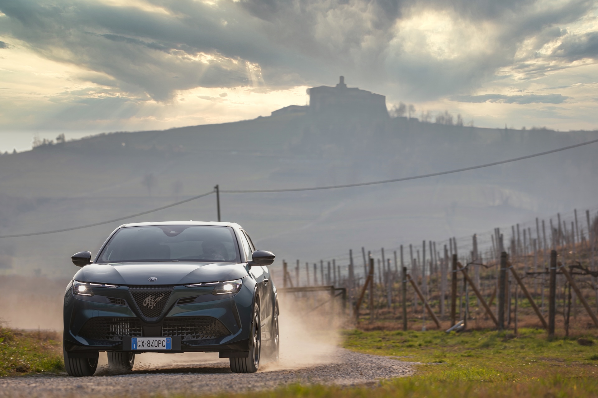 Alfa Romeo Junior Ibrida Q4 na szutrowej drodze wśród winnic