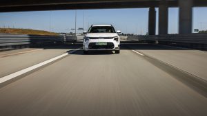 biały samochód miejski bokiem 3/4 - Kia Niro - Supreme Winner; Światowy Kobiecy Samochód Roku 2023