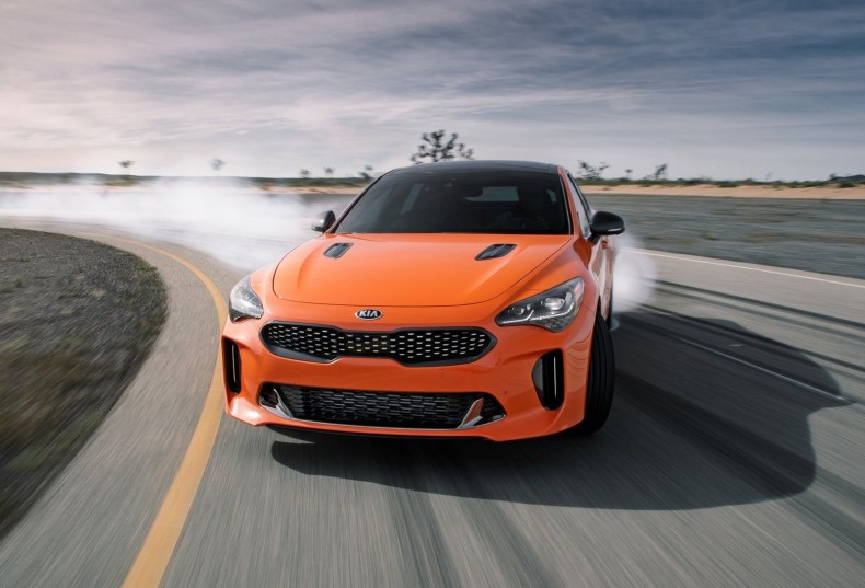 Kia Stinger ma automatycznie dołączaną przednią oś. Wersja GTS z preferencją napędu na tył i możliwością całkowitego wyłączenia przodu.