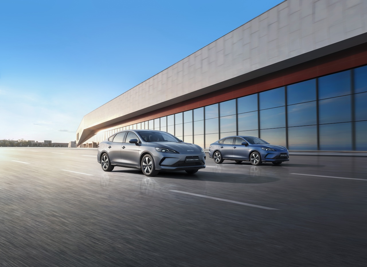 Dwa egzemplarze BYD Seal 5 DM-i jadące obok siebie