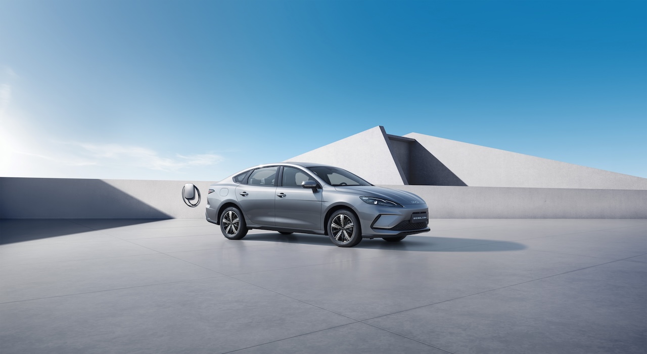 BYD Seal 5 DM-i podczas ładowania przy nowoczesnym budynku