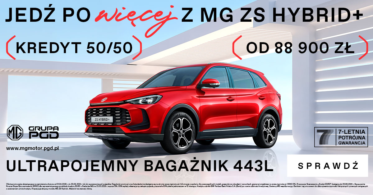 Czerwone MG ZS Hybrid+ zaparkowane wewnątrz jasnej, nowoczesnej konstrukcji architektonicznej, z widocznymi napisami: Ultrapojemny bagażnik 443L, Kredyt 50/50 oraz logo Grupy PGD.