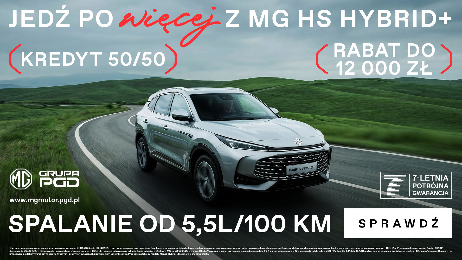 Srebrny SUV MG HS Hybrid+ podczas jazdy po krętej drodze wśród zielonych wzgórz, opatrzony napisami o spalaniu od 5,5L/100 km oraz rabacie do 12 000 zł.