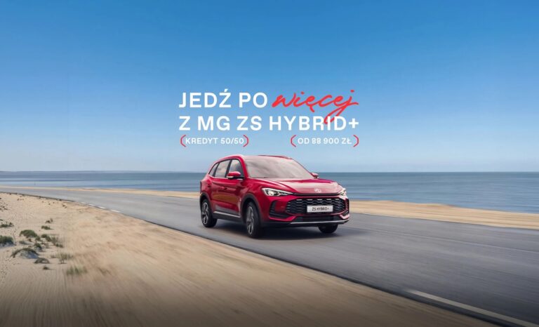 MG Czerwony SUV MG ZS Hybrid+ w ruchu na drodze asfaltowej wzdłuż piaszczystych wydm i morza, z białymi napisami informującymi o kredycie 50/50 oraz cenie od 88 900 zł. po wiecej okladka