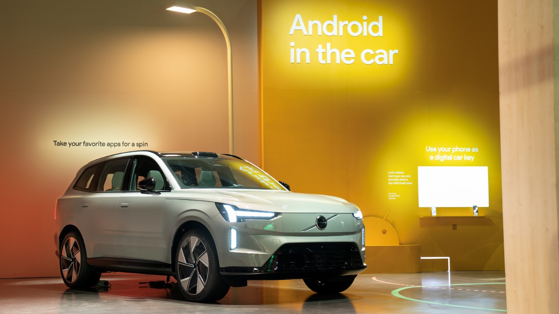 elektryczne Volvo EX90 z przodu skos w studiu, napis Android Auto - Mapy Google HD