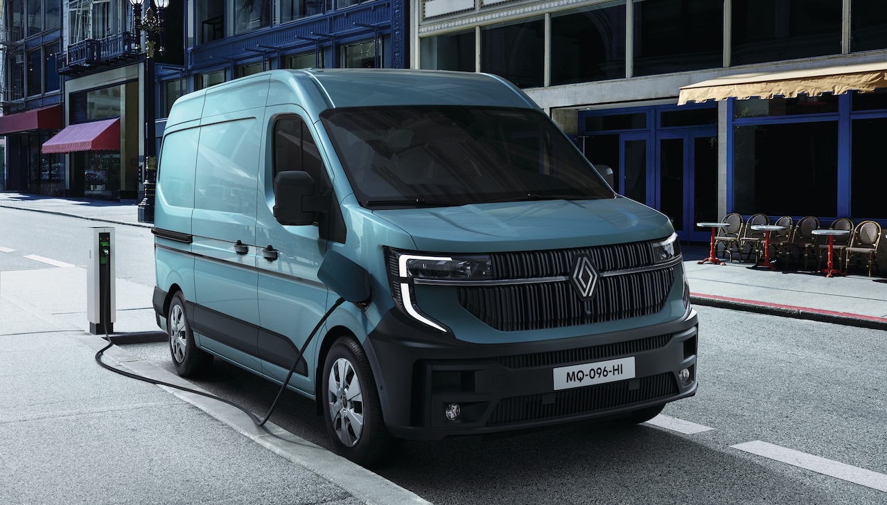 Renault Master E-Tech electric podczas ładowania na ulicy