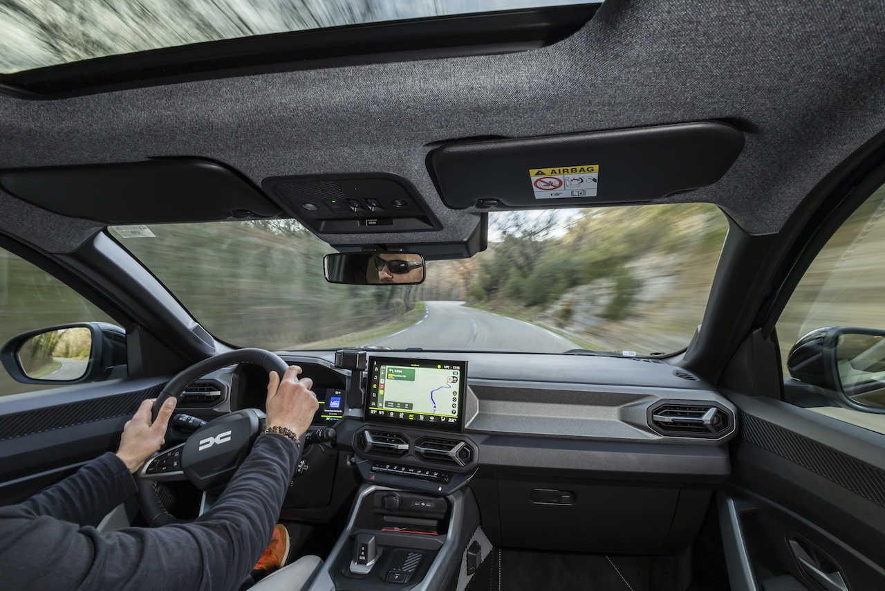 dacia bigster wnętrze kierowcy w trasie