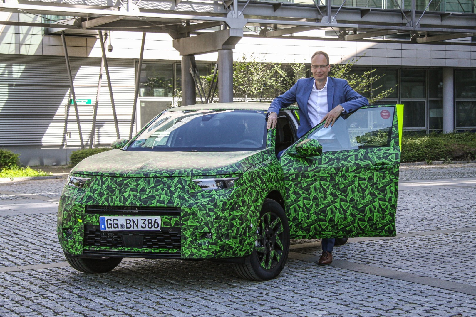 Michael Lohscheller mit dem neuen Opel Mokka