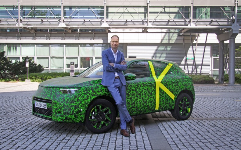 Michael-Lohscheller-mit-dem-neuen-Opel-Mokka-511884