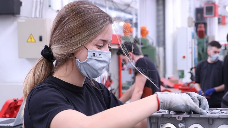 kobieta pracuje w branży motoryzacyjnej, high-tech - Międzynarodowy Dzień Kobiet w Inżynierii