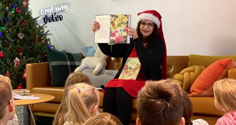 Mikołajkowe czytanie z Volvo - autorka Weronika Szelęgiewicz czyta dzieciom Koliberki - akcja Czytamy z Volvo
