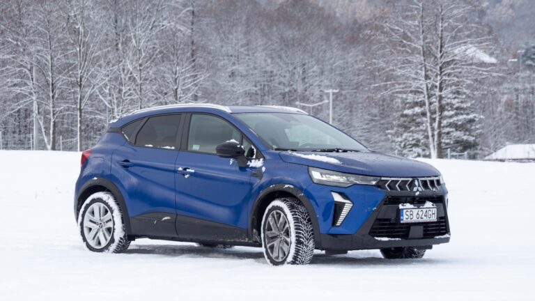 niebieski samochód typu B-SUV Mitsubishi ASX Invite z pakietem Style+Cold, sceneria zimowa, śnieg, widok z boku/przodu. Problem z akumulatorem w zimie