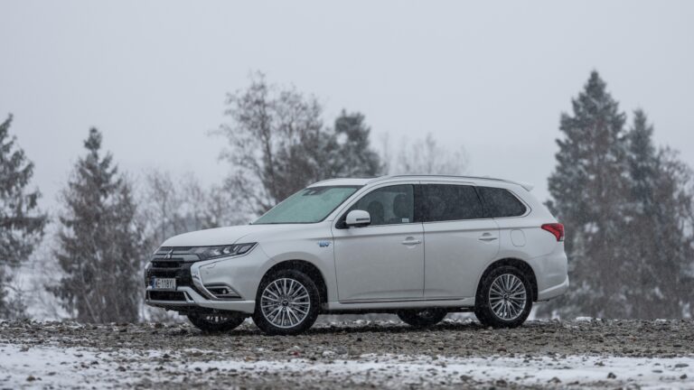 biały samochód typu SUV, zima. Mitsubishi Outlander po gwarancji - bezpłatna kontrola przed zimą