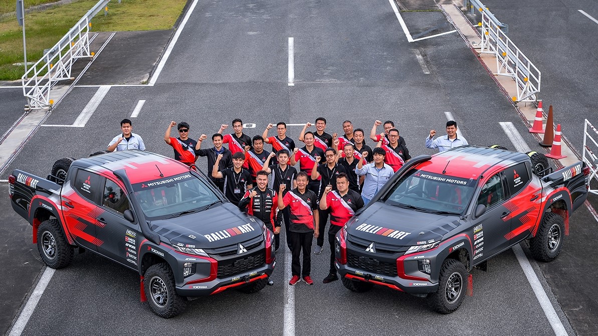 zespół Mitsubishi Ralliart i pickup L200 przed rajdem terenowym Asia Cross Country Rally 2022