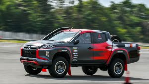 rajdowy pickup Mitsubishi L200 przygotowany do rajdu terenowego Asia Cross Country Rally 2022