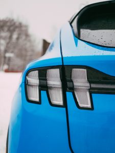 tylne światła samochodu ieski samochód sportowego Ford Mustang Mach-E wyprzedaż rocznika 2022