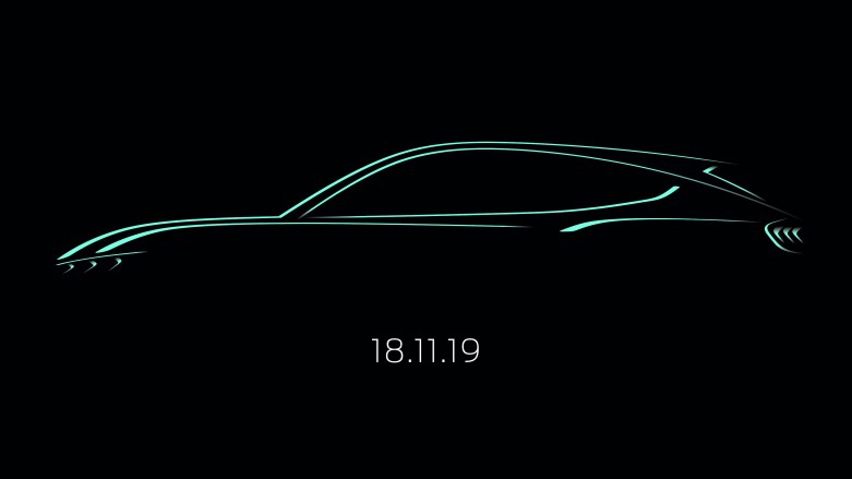 Ford hat heute (24. Oktober 2019) eine erste Design-Skizze des brandneuen, vom Mustang inspirierten, voll-elektrischen SUVs veröffentlicht. Zugleich teilte das Unternehmen mit, dass das derzeit noch namenlose Elektroauto im Rahmen der Los Angeles Auto Show seine Weltpremiere feiern wird. Die Enthüllung dieses Hochleistungsfahrzeugs, das gemäß WLTP-Testzyklus eine Reichweite von bis zu 600 Kilometern haben wird, ist für Sonntag, 17. November, 19 Uhr Los Angeles Ortszeit (Pacific Time), geplant und wird per Livestream weltweit übertragen. Aufgrund der Zeitverschiebung heißt dies, dass Interessenten in Deutschland die Präsentation am Montag, 18. November, ab 3:00 Uhr morgens (MEZ = Mitteleuropäische Zeit) live mitverfolgen können.