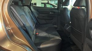 Nissan Ariya - fotele tył