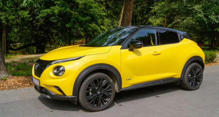 żółty Nissan Juke N-Sport 2024 z przodu/boku, park. Test Nissana Juke N-Sport w wersji hybrydowej, po liftingu 2024