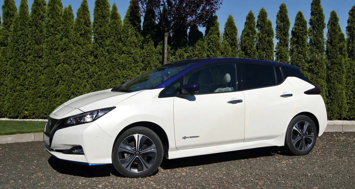 białe auto elektryczne Nissan Leaf z boku przodem, czy opłaca się kupić używany samochód elektryczny