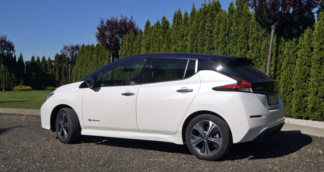 białe auto elektryczne Nissan Leaf z boku tyłem, czy opłaca się kupić używany samochód elektryczny