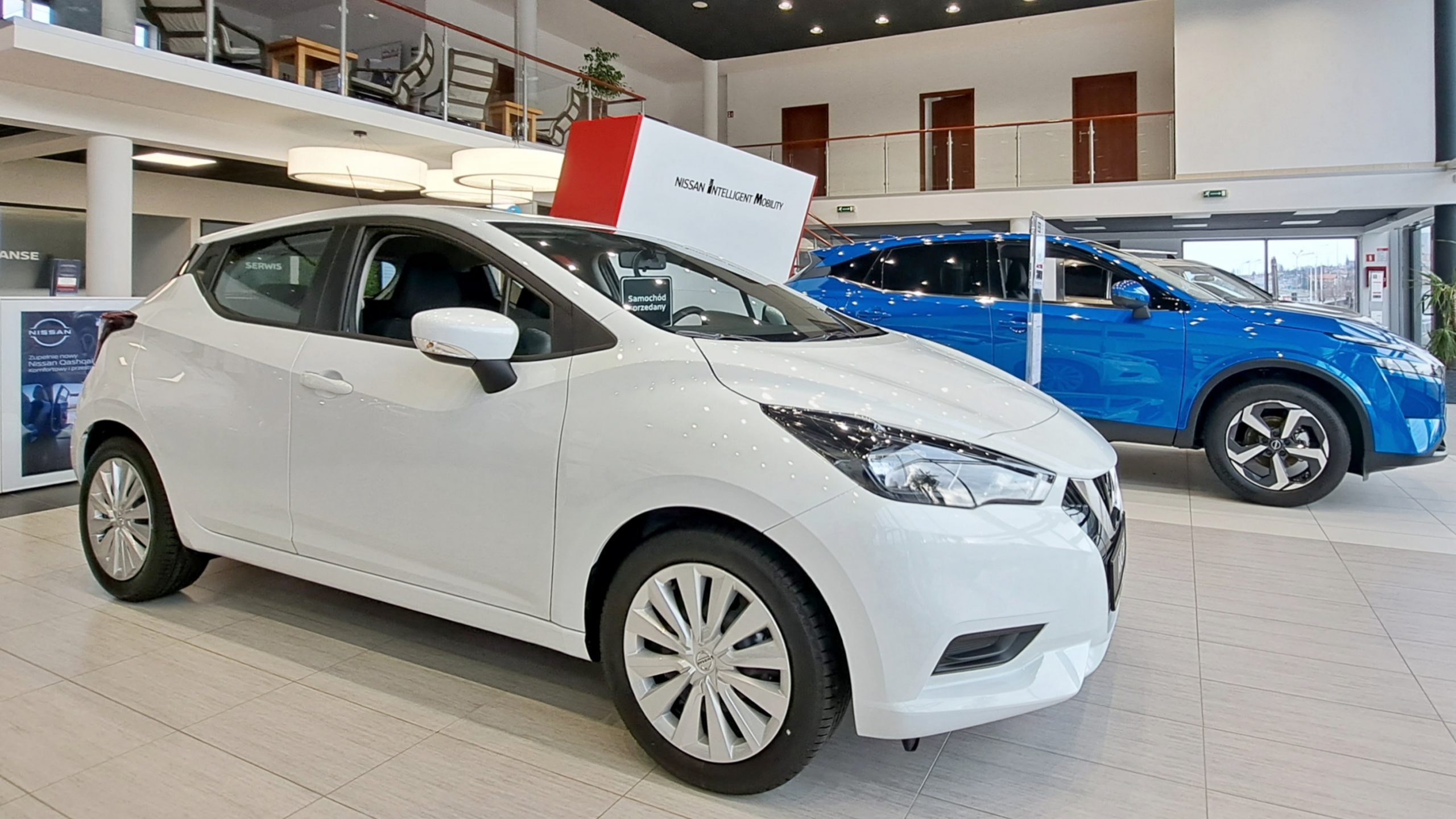 biały samochód w salonie, Nissan Micra Acenta, wyprzedaż rocznika 2022