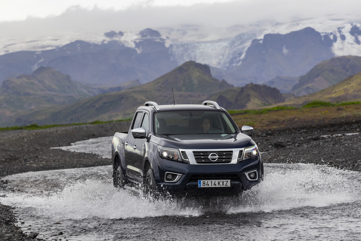 Nissan Navara Double Cab Blue Iceland 66 1200x800