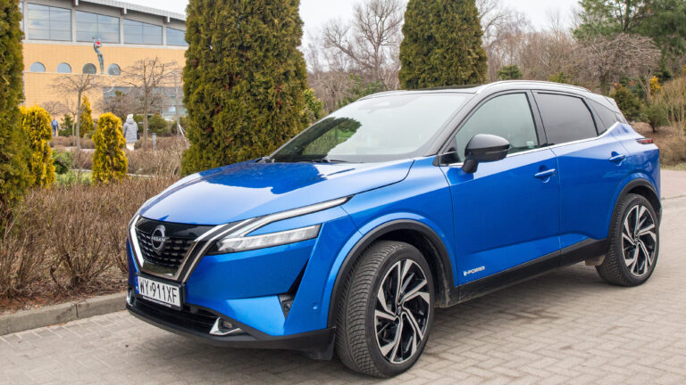 niebieski crossover Nissan Qashqai z przodu/boku. Aktualna promocja oferta specjalna