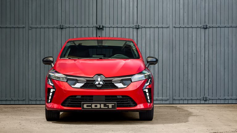 czerwony samochód miejski na szarym tle - Nowy Mitsubishi Colt 2023- program rezerwacji Colta