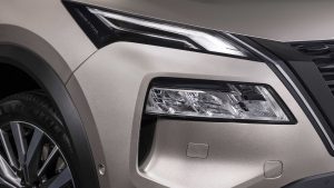 Nowy Nissan X-Trail na zdjęciach - detal - reflektory