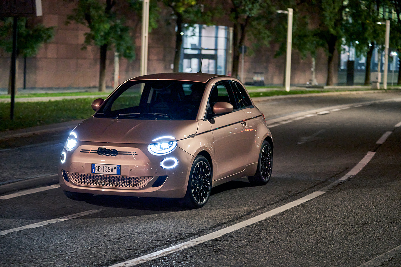Fiat 500e nowej generacji w wersji elektrycznej podczas nocnej jazdy po mieście
