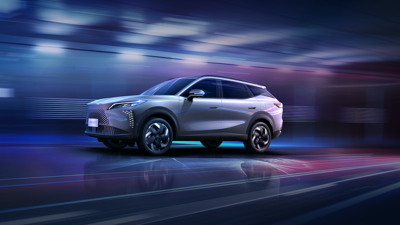 Koncepcyjny SUV OMODA C7 w futurystycznej scenografii