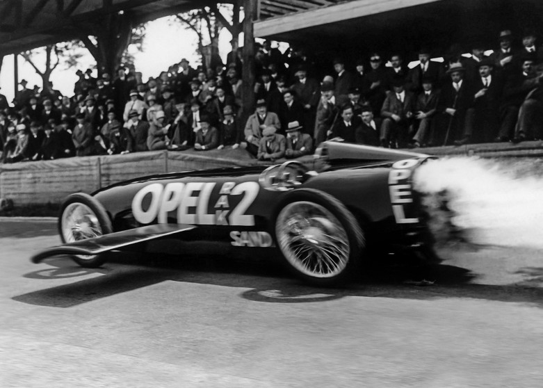 Futuristic design: The Opel RAK 2 already displayed the aerodynamic design adopted by the Grand Prix racing cars or the late 1930s in 1928.
