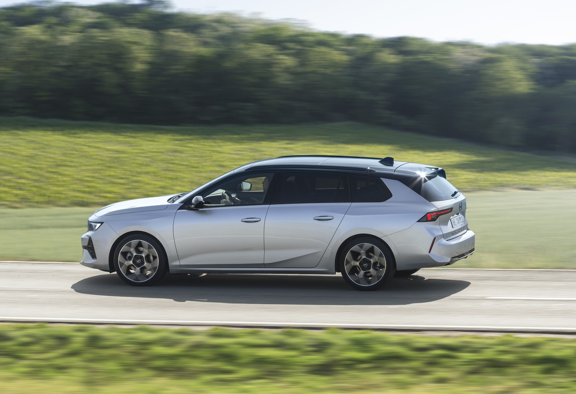 Wydajny Opel Astra Sports Tourer Hybrid z systemem 48V, widok z tyłu podczas jazdy.