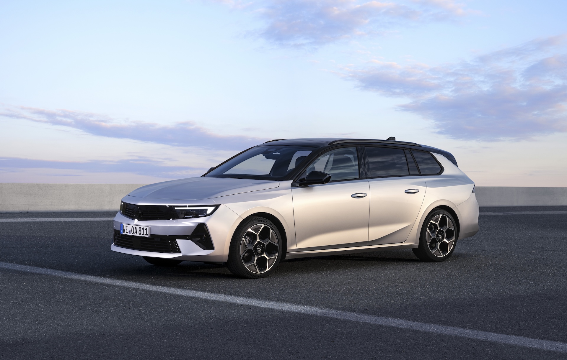 Nowoczesne technologie i wyposażenie Opla Astry Sports Tourer Hybrid, srebrny model kombi.